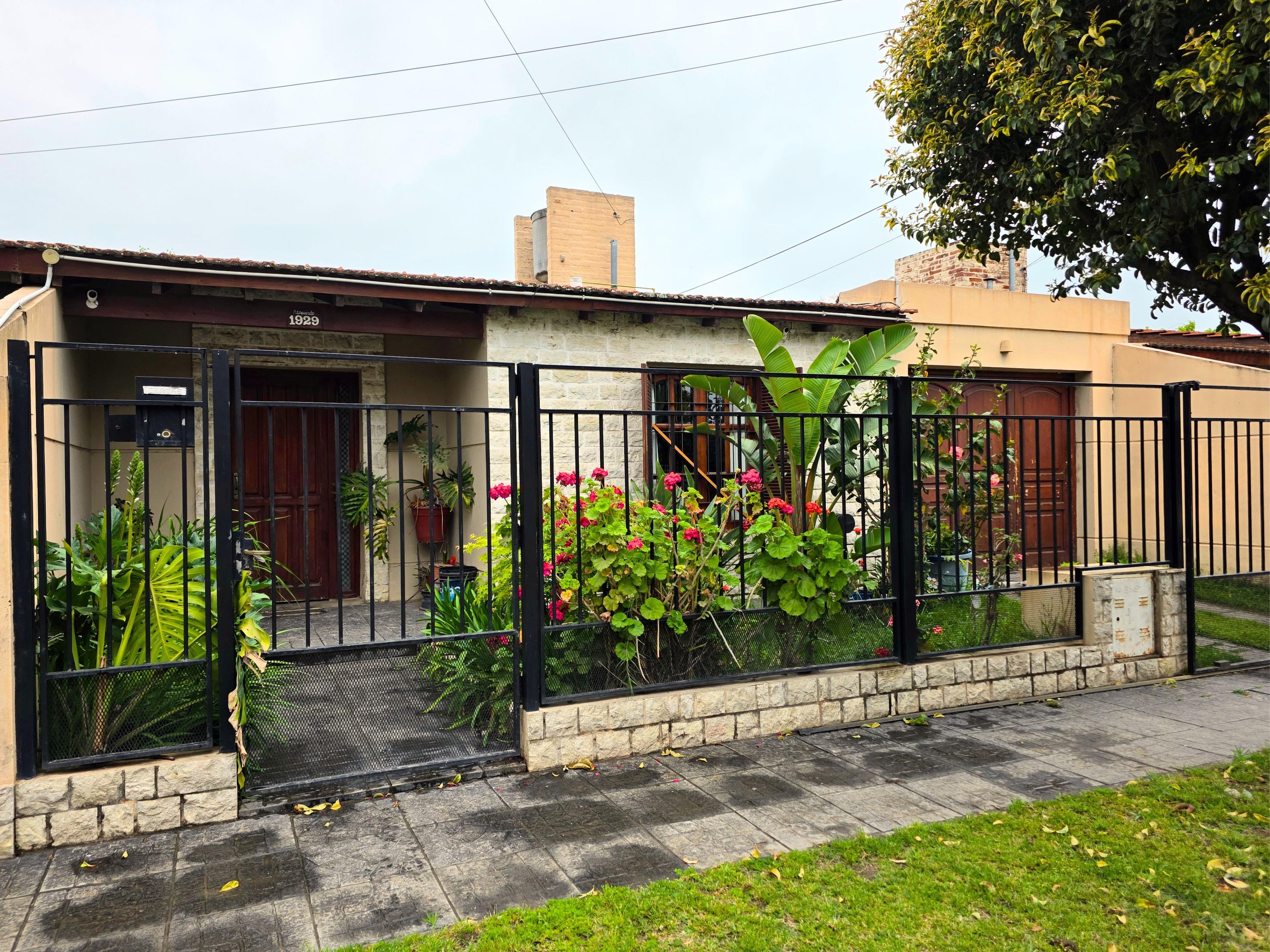 Excelente Propiedad Familiar con Gran Quincho y Cochera para 2 Autos — foto 1