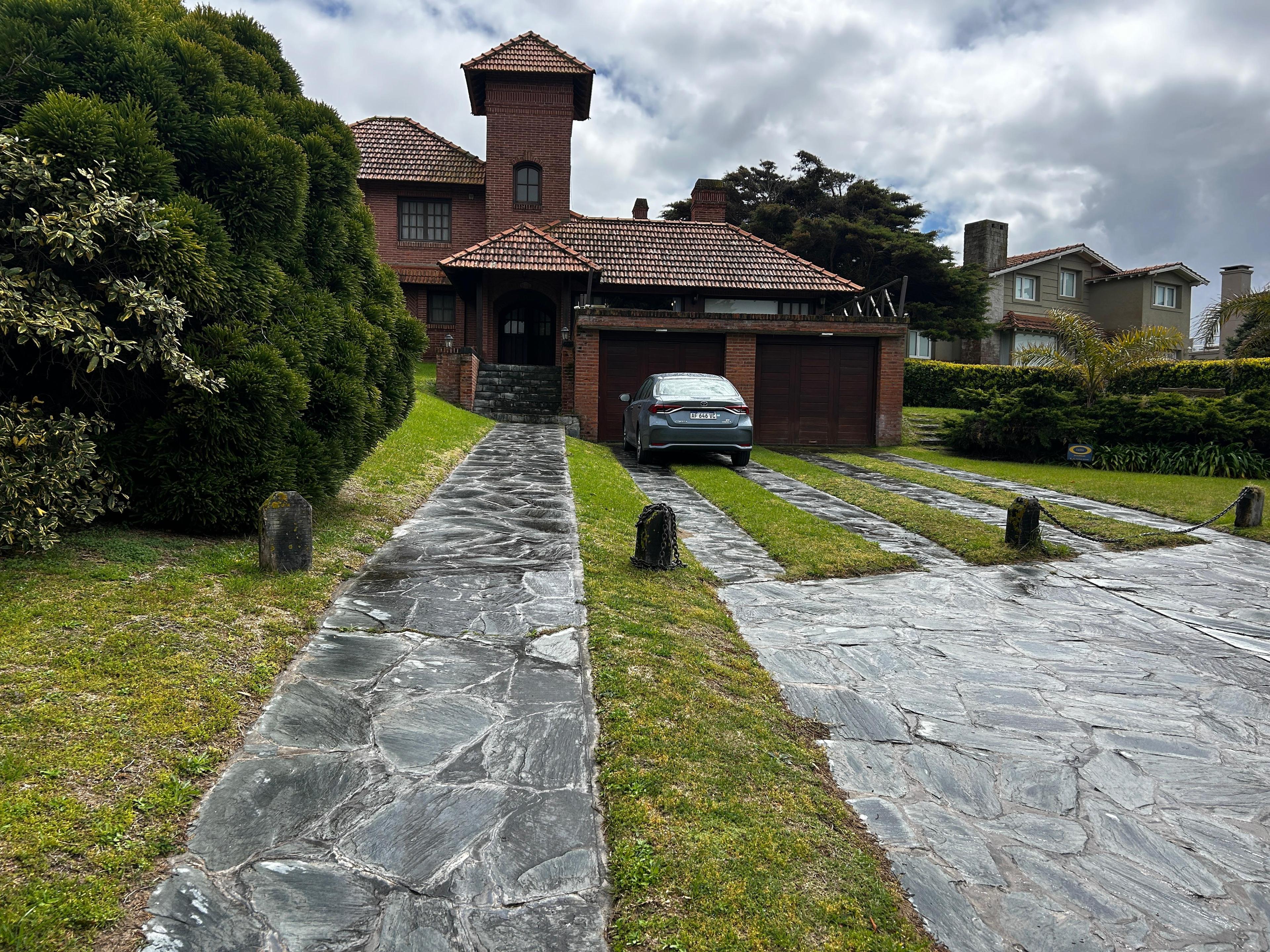 Casa en venta en Pinamar Zona Iglesias 5 ambientes a 200 mts del mar — foto 1