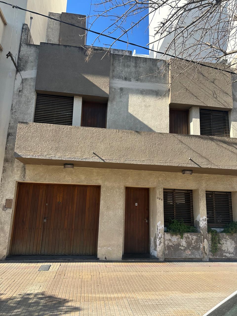 CASA A RECICLAR EN EXCELENTE ZONA IDEAL INSTITUCIONES, CLINICAS, ETC. — foto 1