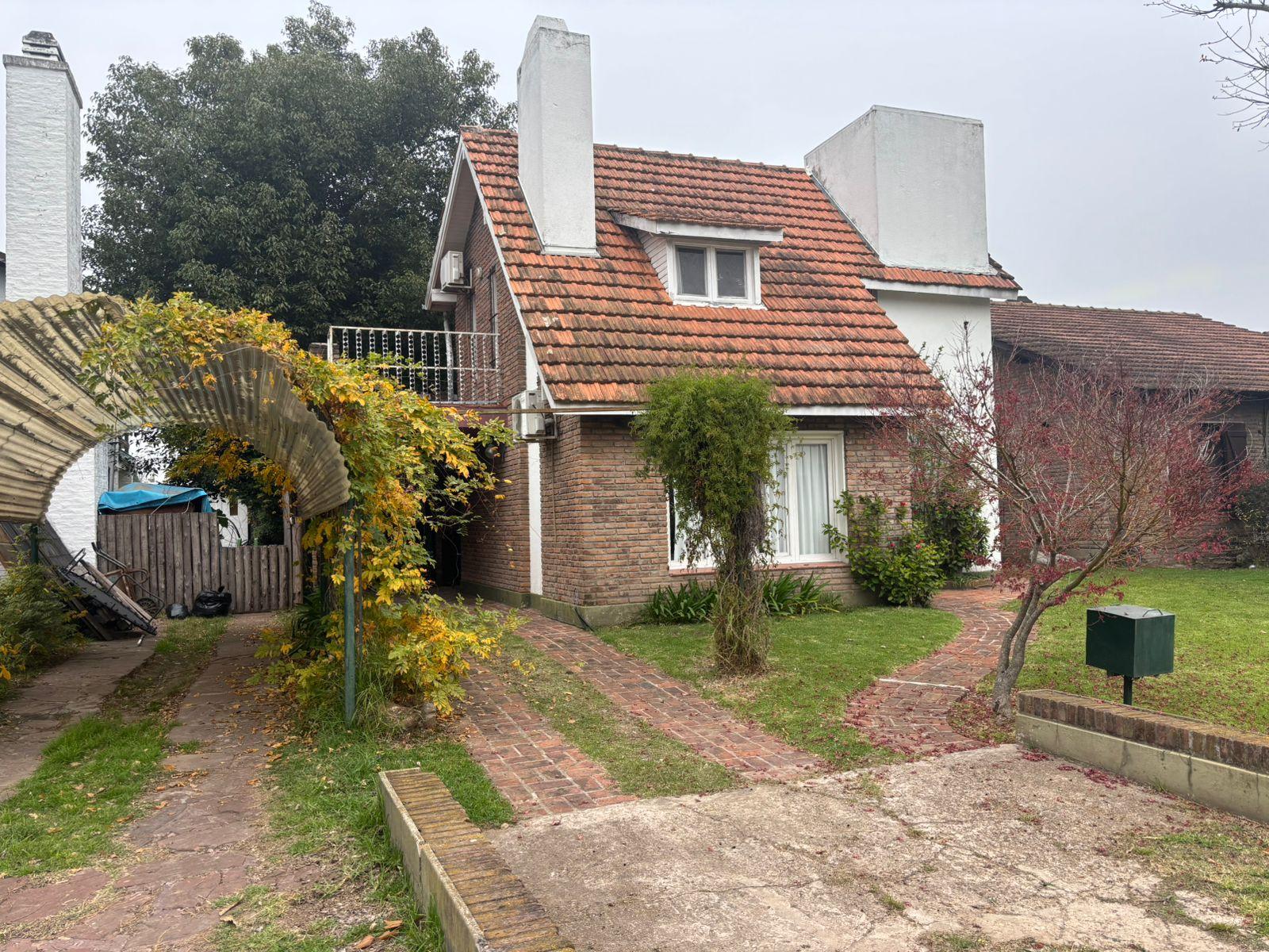 Casa de dos plantas con pileta y gran potencial en Maschwitz Country Club| acepta permuta| acepta financiacion — foto 1