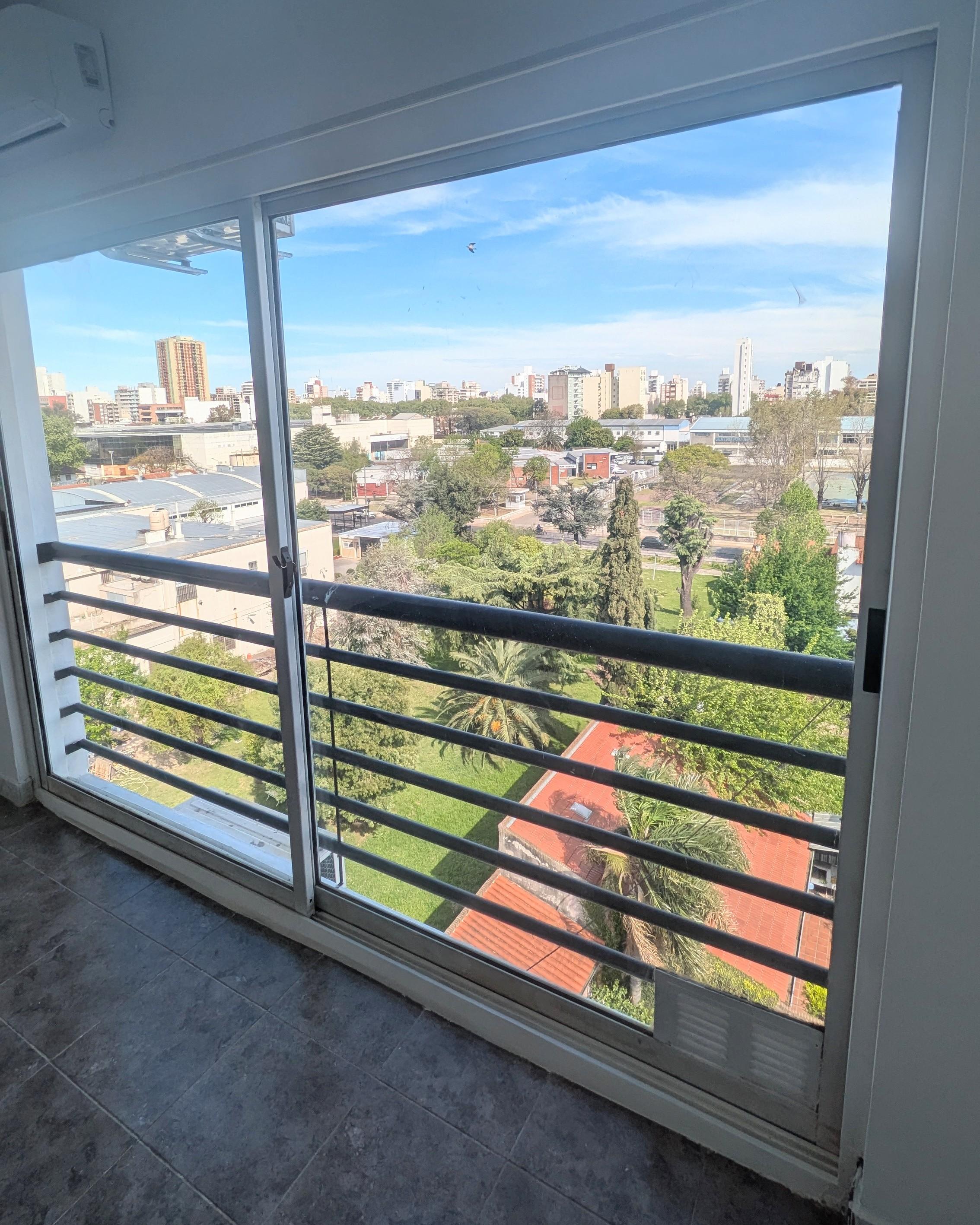 Amplio monoambiente en Caseros en Alquiler — foto 1