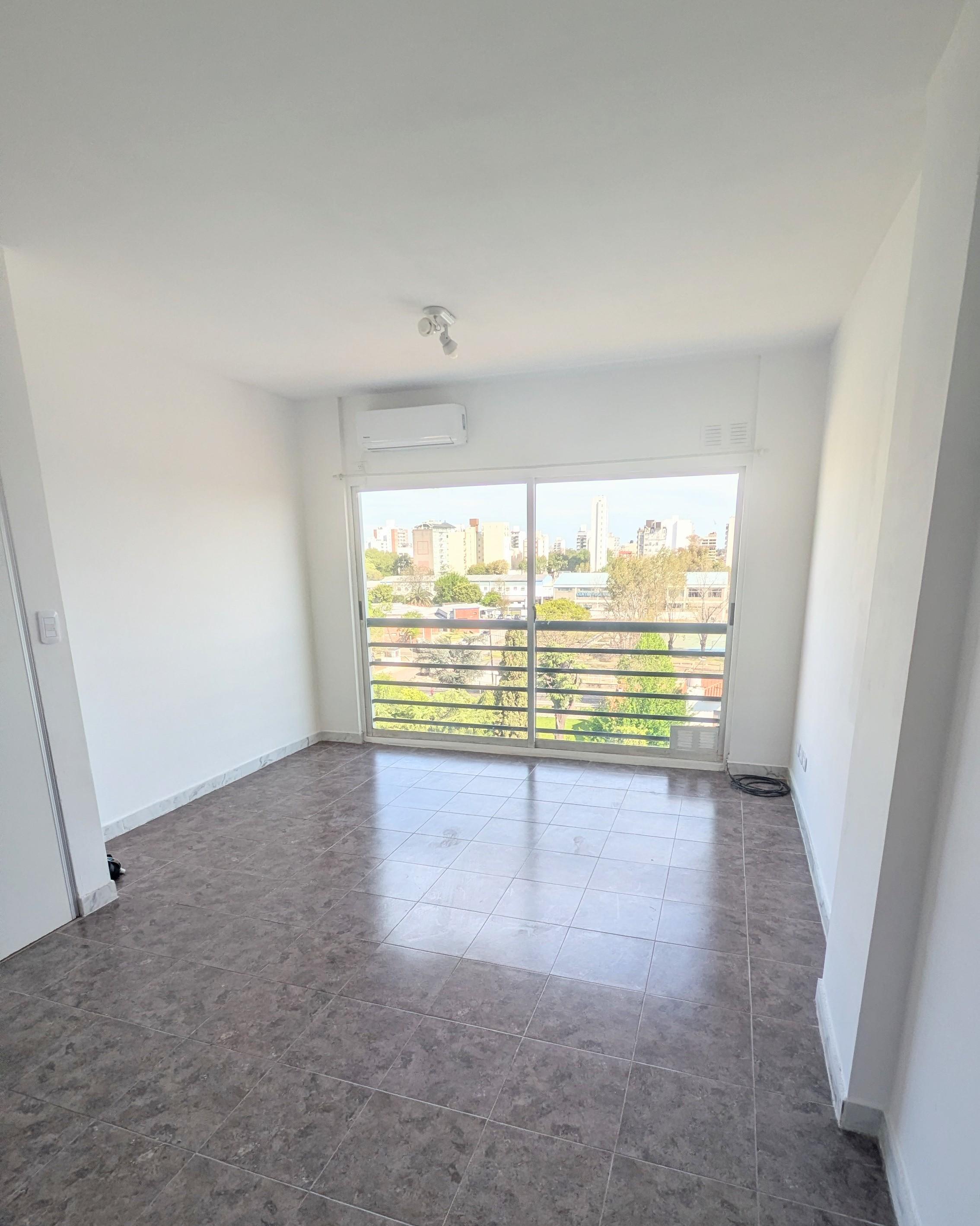Amplio monoambiente con A/A en Caseros en Alquiler — foto 1