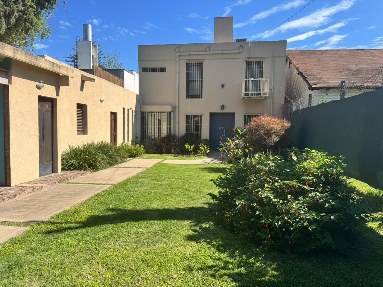 VENTA CASA 6 AMBIENTES HURLINGHAM BARRIO INGLES AMPLIO LOTE — foto 1
