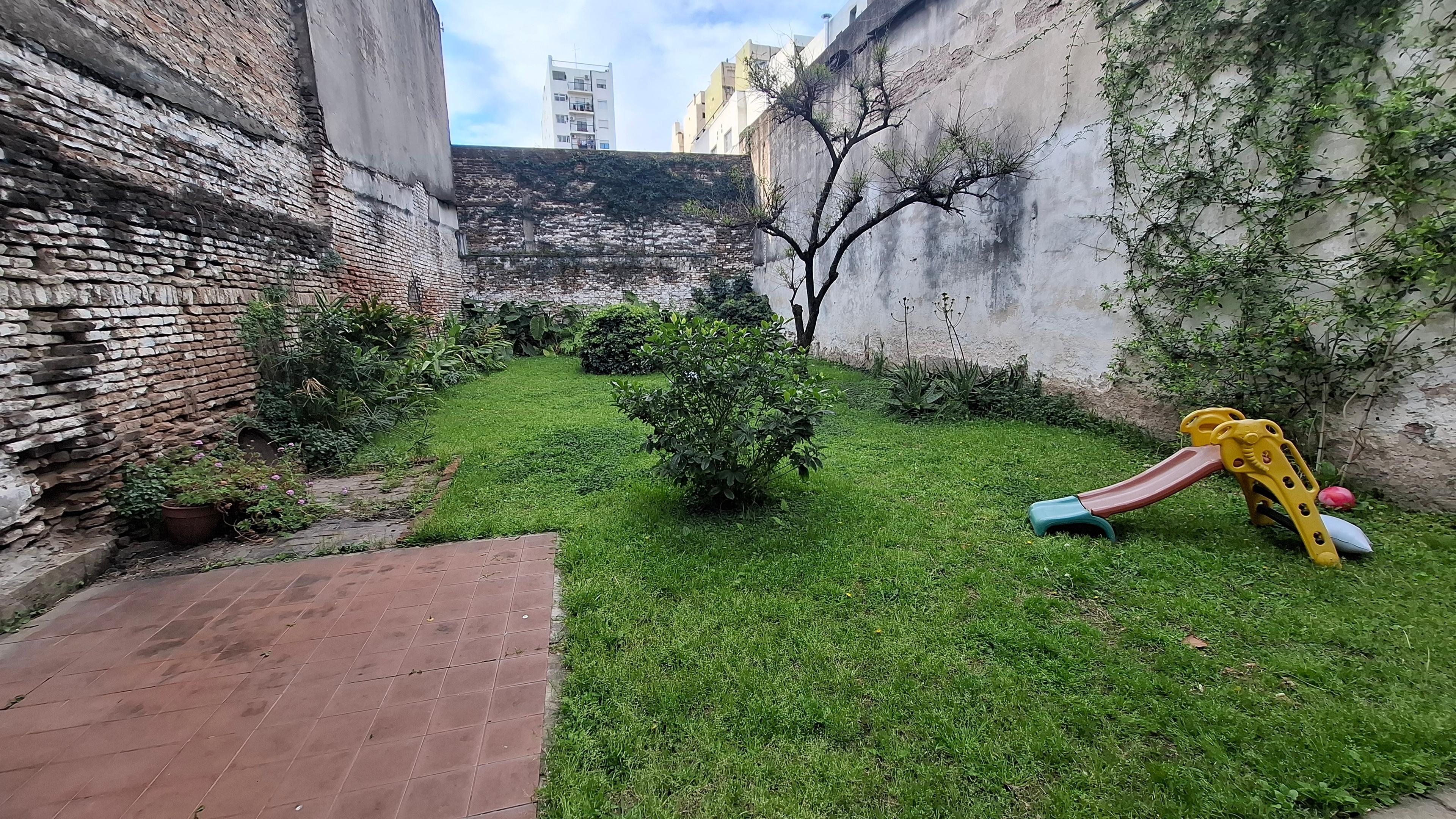 Venta Casa 5 ambientes con fondo y cochera PARA REFACCIONAR - San Cristóbal — foto 1
