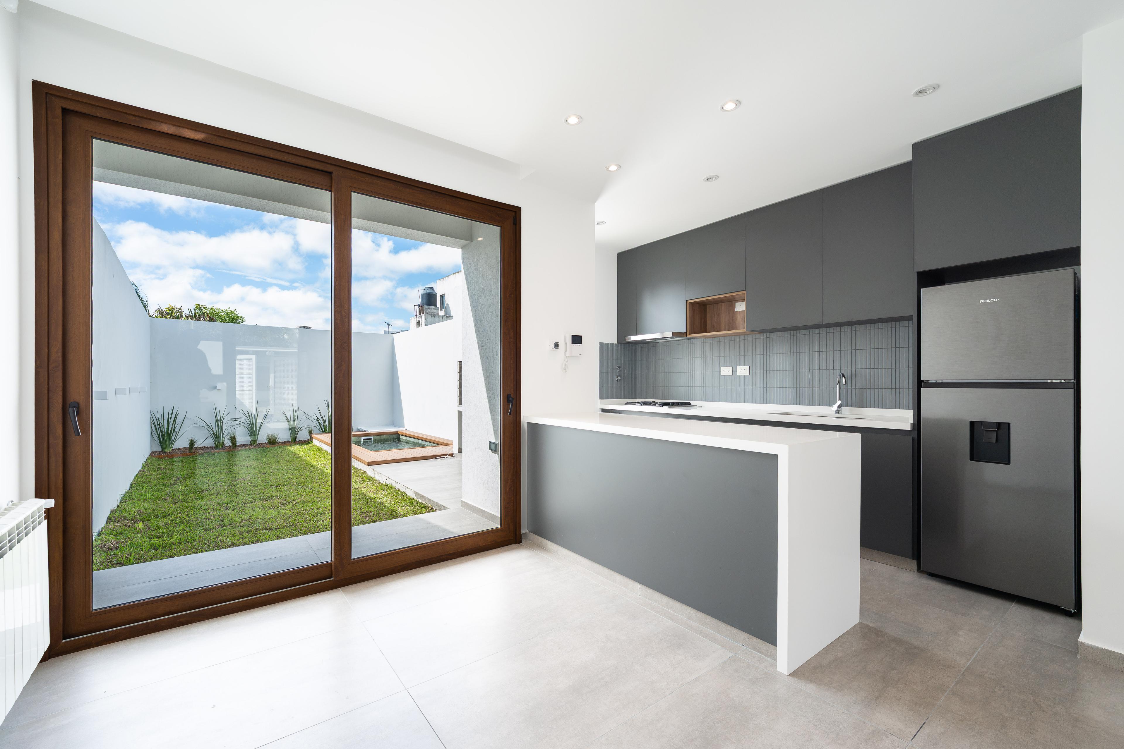 Casa de 2 dormitorios y cochera en venta en La Plata — foto 1