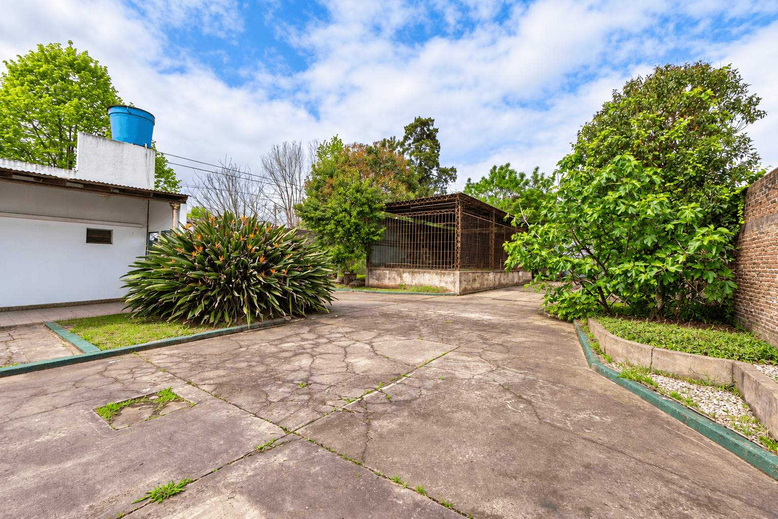 Casa en venta en San Carlos con galpón y 3 lotes — foto 1