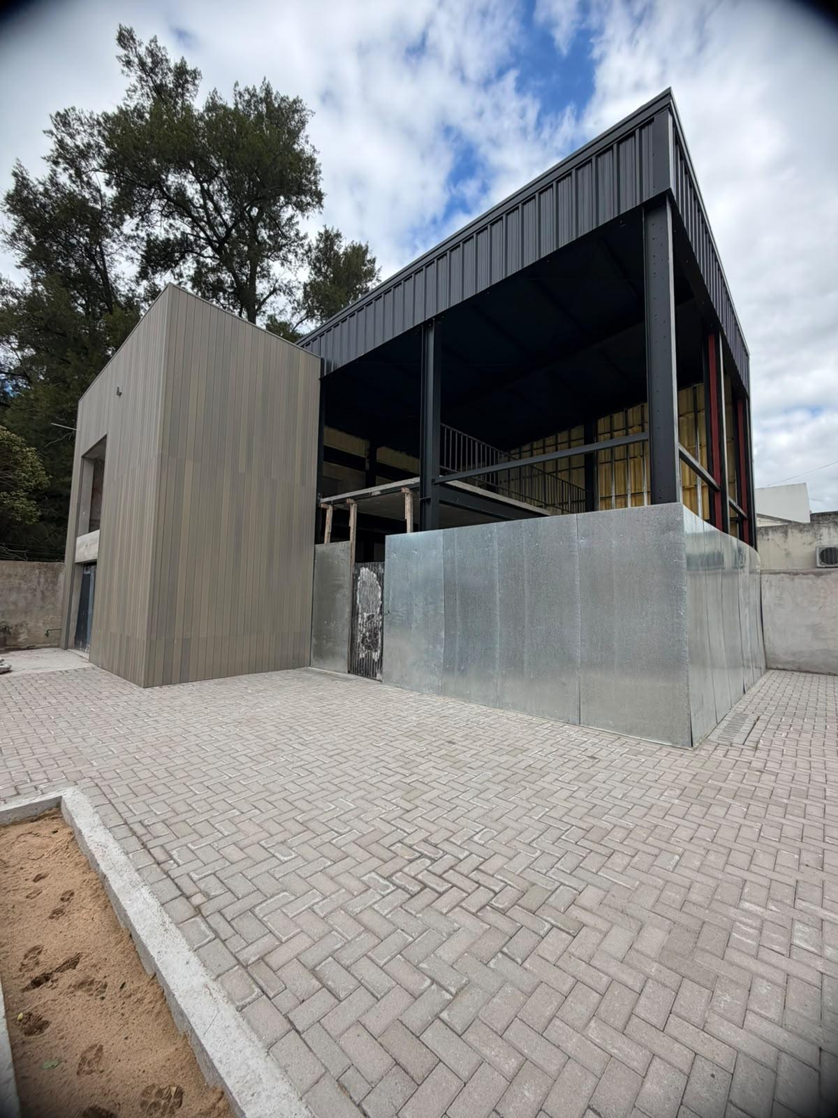 138 y 481 LOTE DE TERRENO CON LOCAL EN CONSTRUCCION EN VENTA GORINA — foto 1