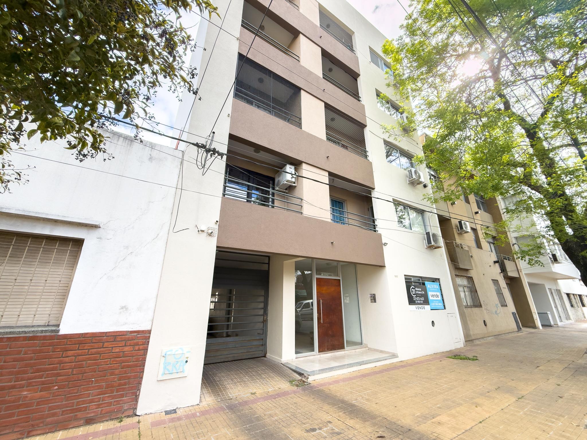 VENTA Departamento 2 habitaciones con patio, parrilla y cochera en La Plata — foto 1