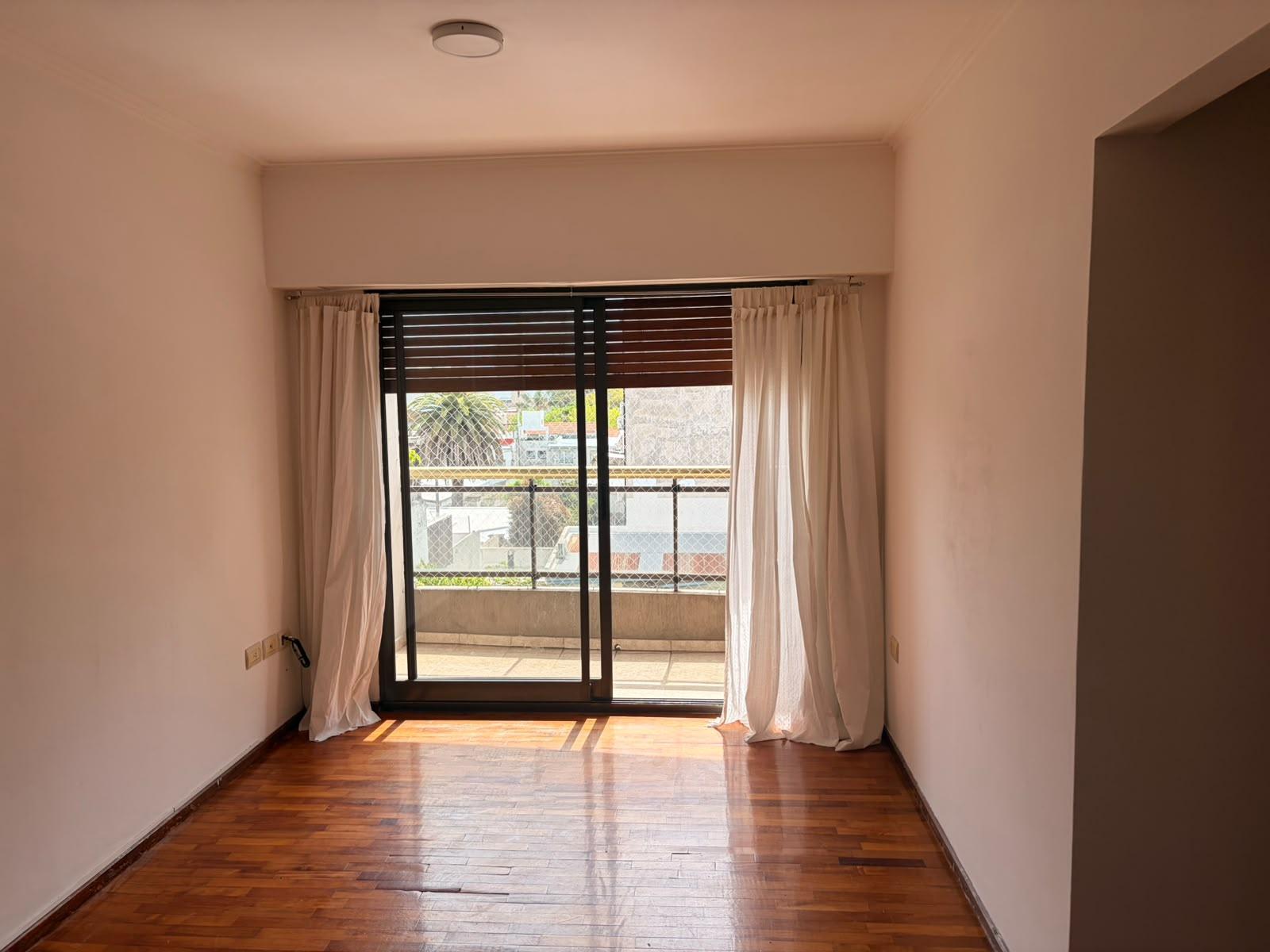DEPARTAMENTO EN ALQUILER – 1 DORMITORIO CON VESTIDOR Y COCHERA — foto 1