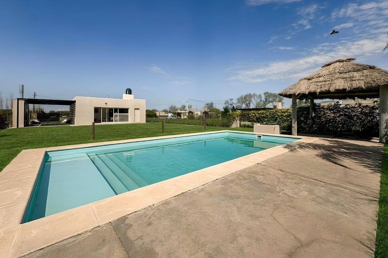 Venta Casa de 2 Dormitorios con amplio jardín y pileta en Funes Town — foto 1