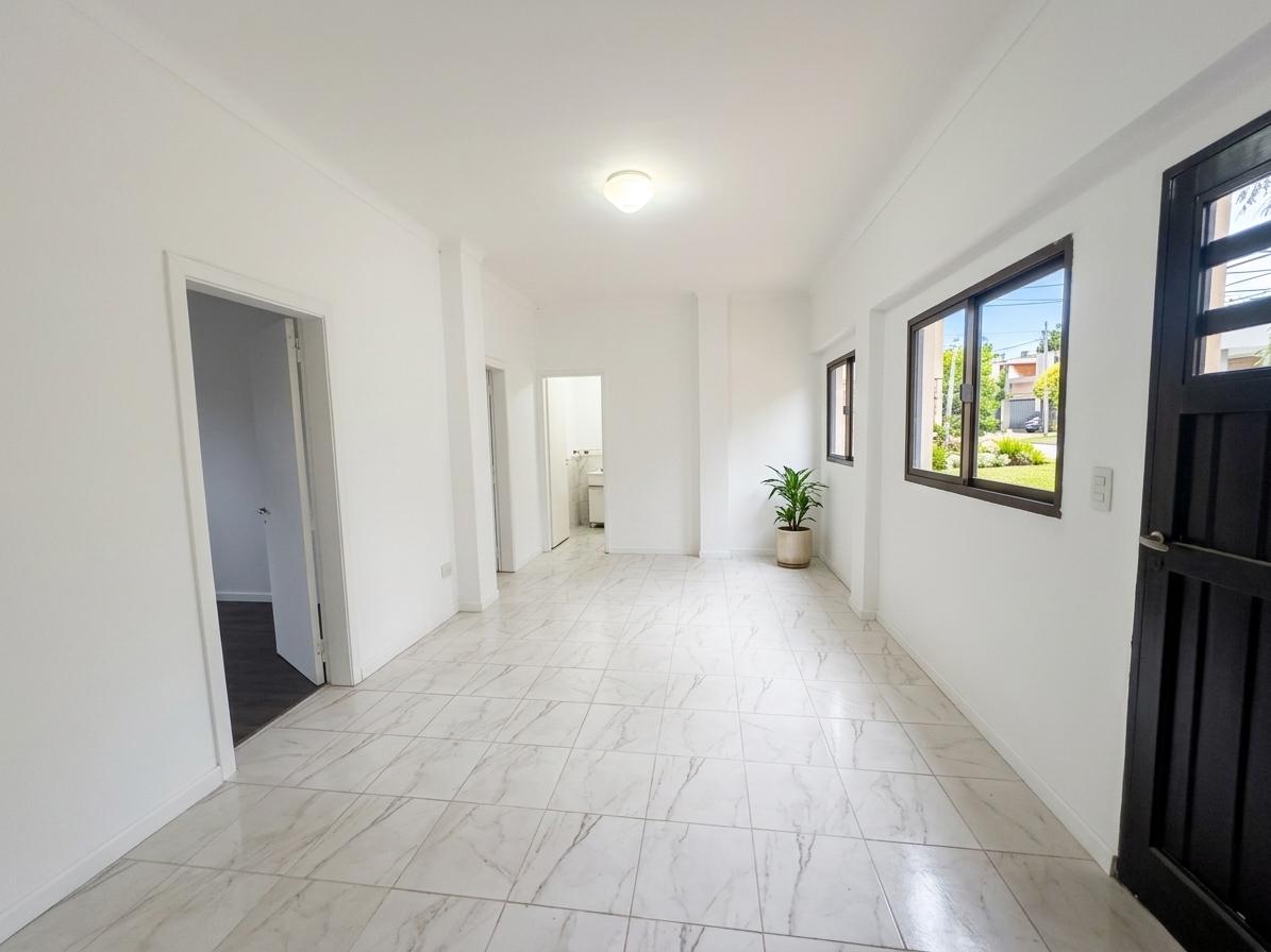 CASA 2 DORMITORIOS CON PARQUE EN VENTA LOS HORNOS — foto 1