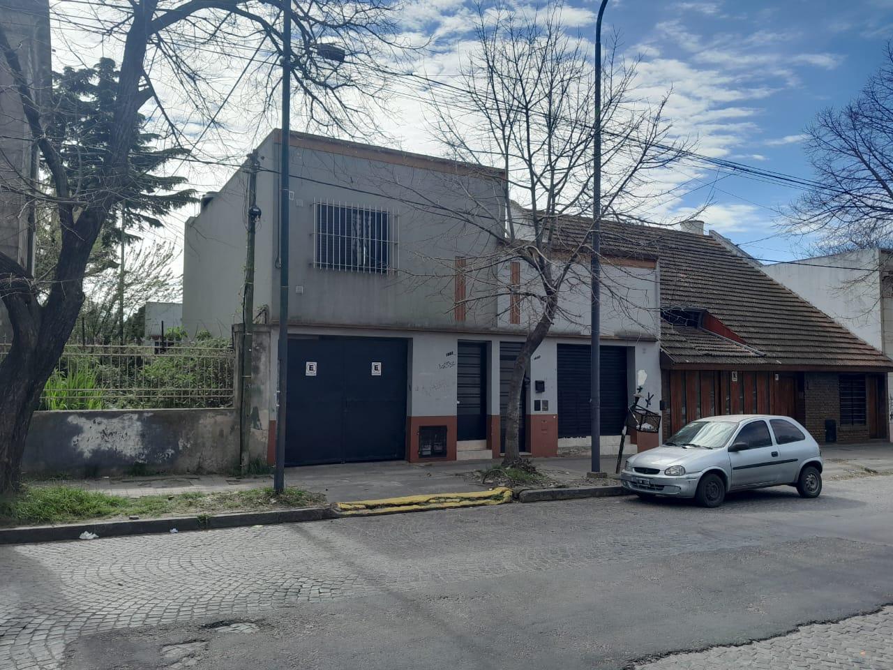 Casa + galpón + depto en venta en La Plata — foto 1