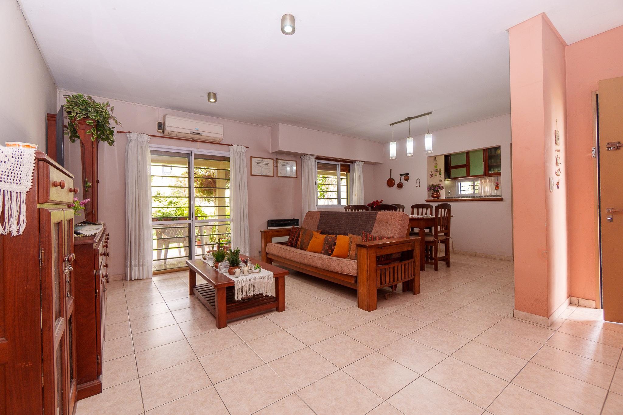 CASA 3 DORMITORIOS Y PATIO EN VENTA — foto 1