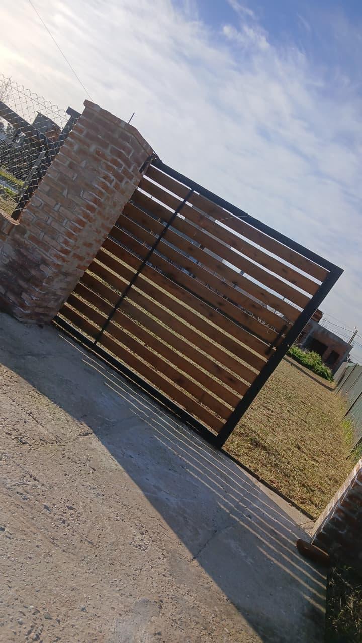 Terreno con mejoras en venta en Roldan — foto 1