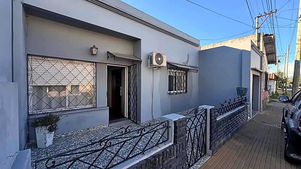 518 y 4 - CASA DOS DORMITORIOS Y COCHERA EN VENTA — foto 1