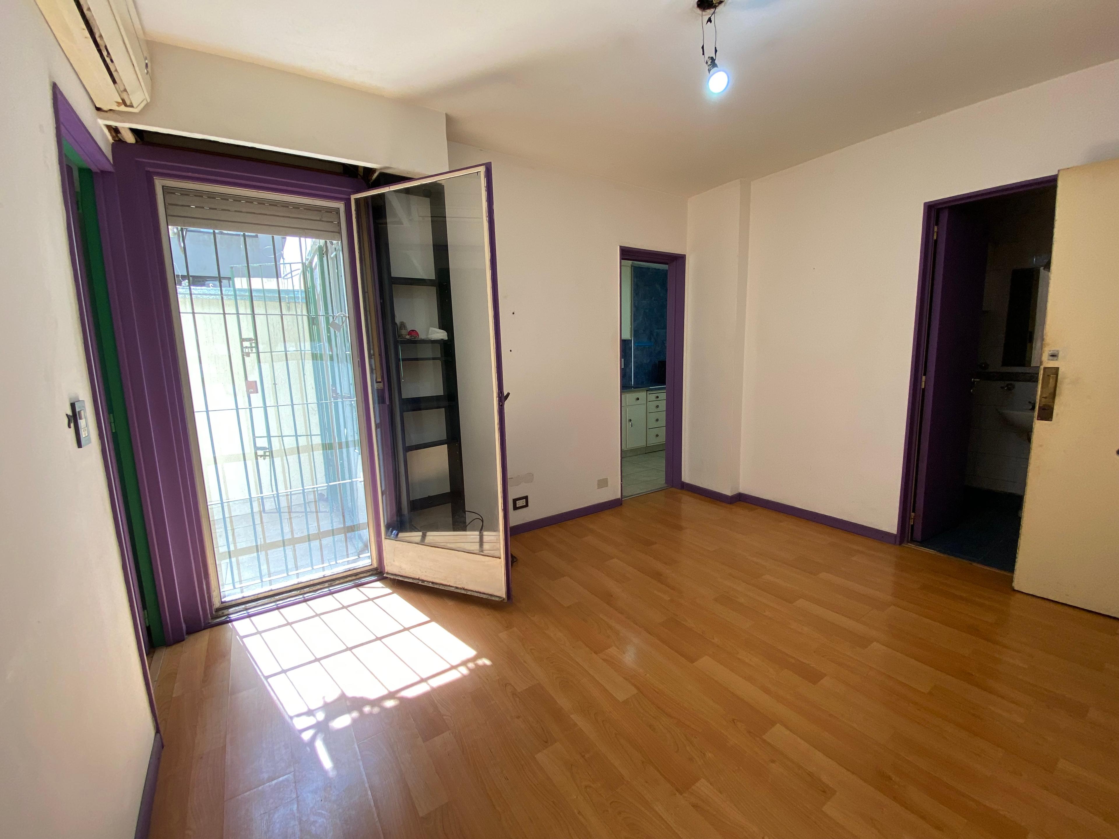 DEPARTAMENTO 2 AMBIENTES CON PATIO, EXCELENTE UBICACIÓN SOBRE AV. PERÓN. - COPIA — foto 1