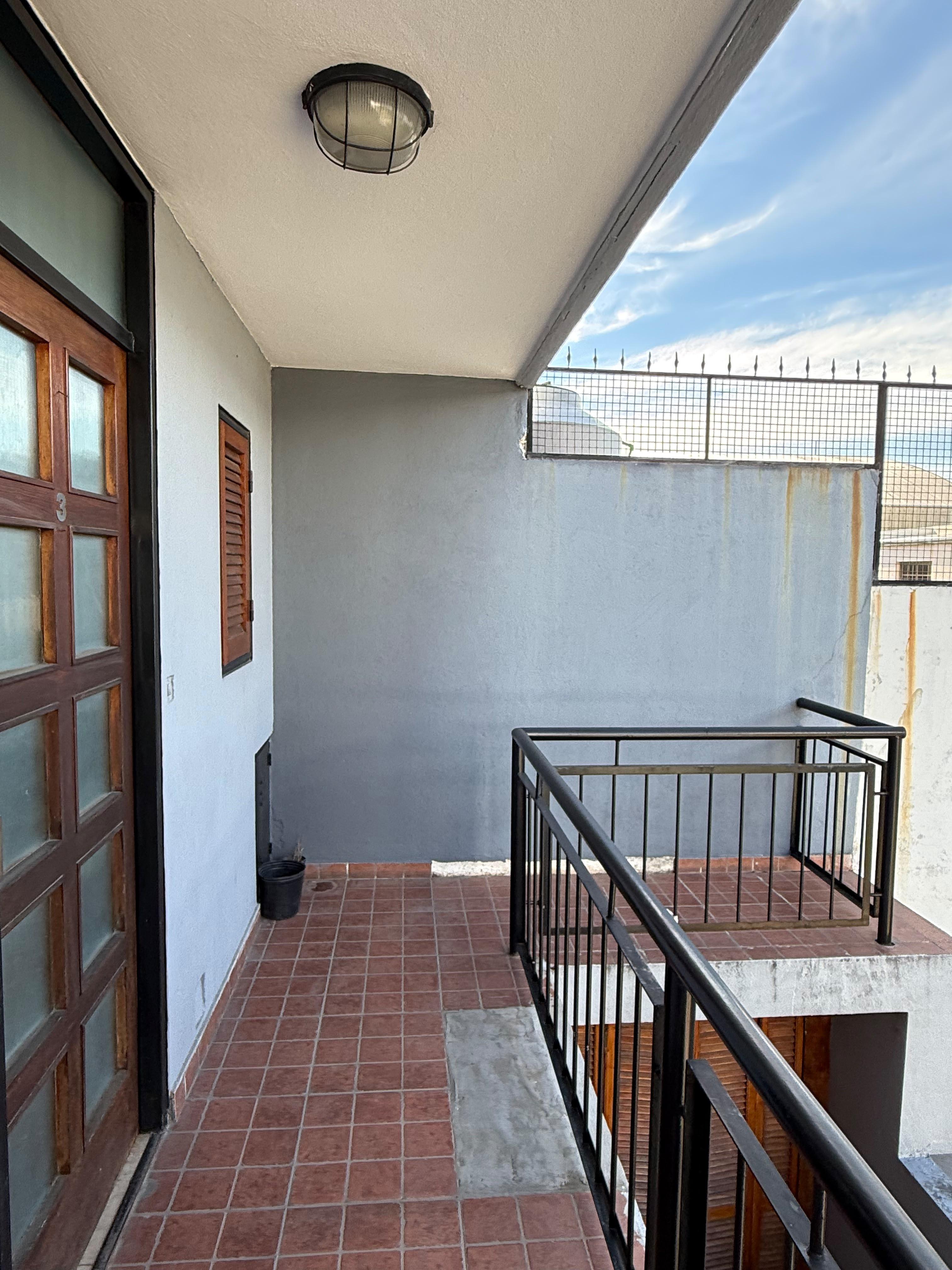 Departamento en alquiler de 2 dormitorios con cochera – Calle 116 entre 33 y 34 — foto 1