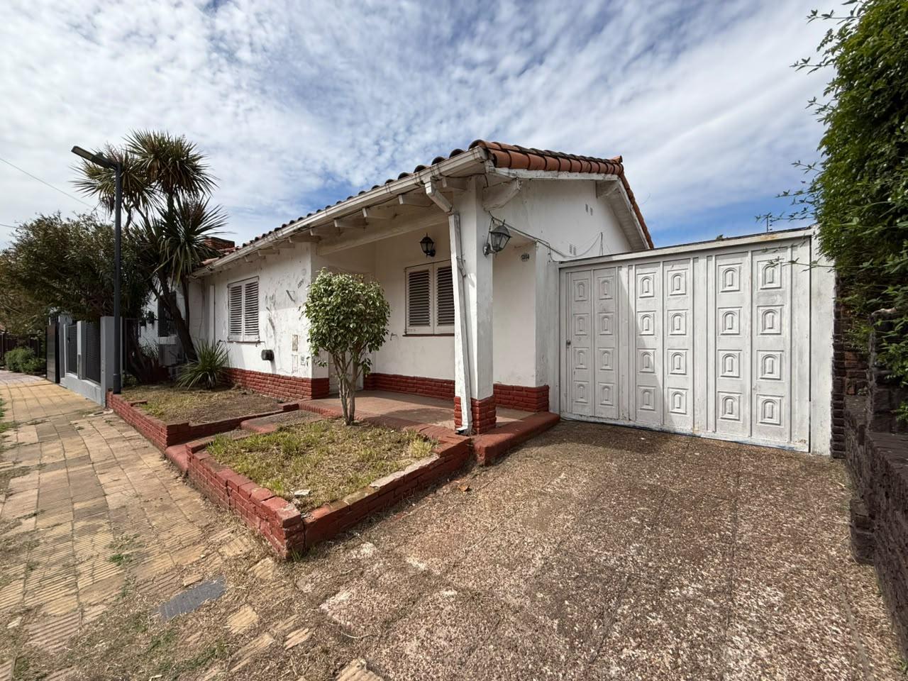 VENTA CASA LOTE PROPIO CON JARDÍN Y PILETA SAAVEDRA — foto 1
