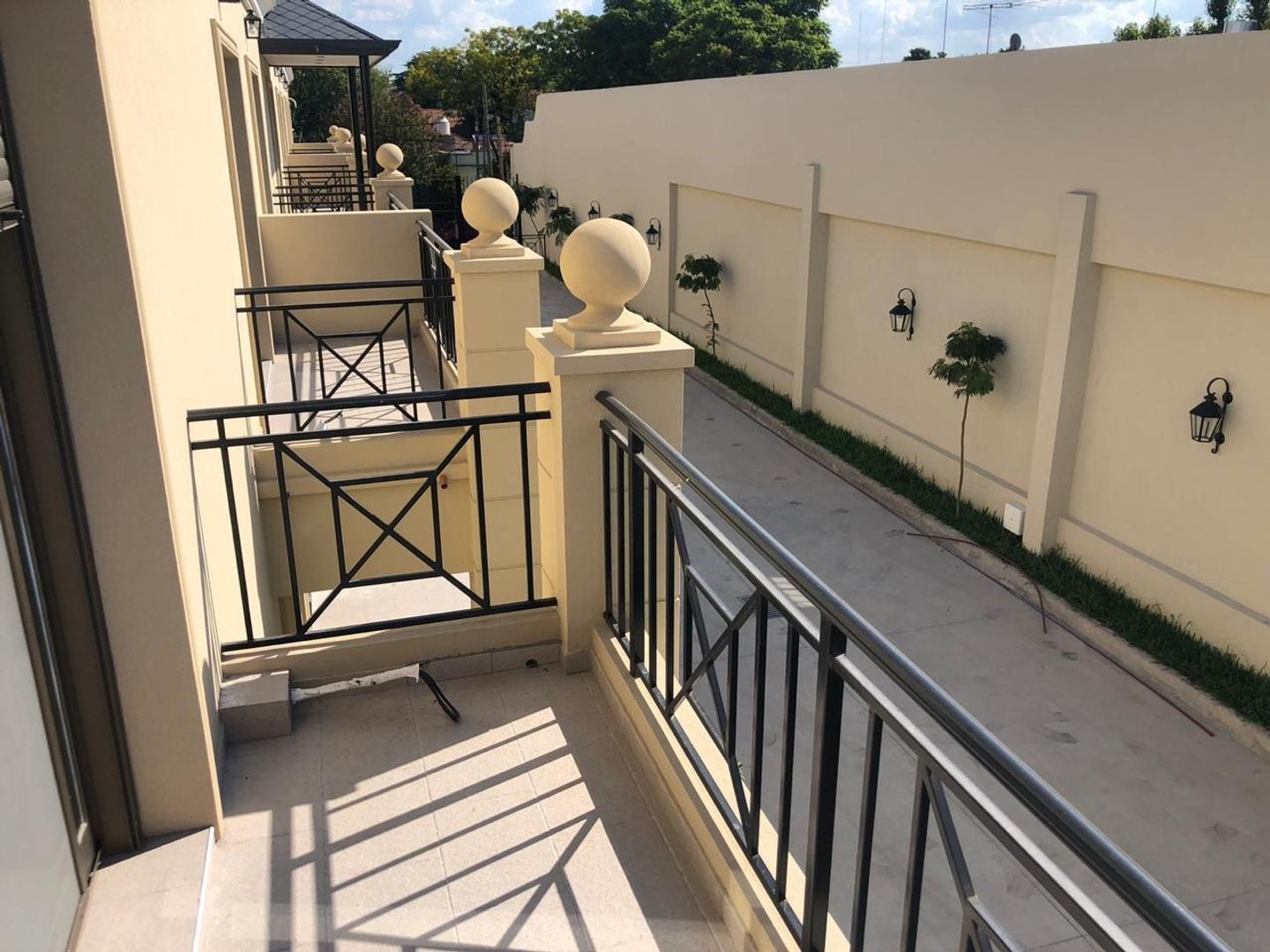 Casa en alquiler 2 plantas con cochera - Ballester R — foto 1