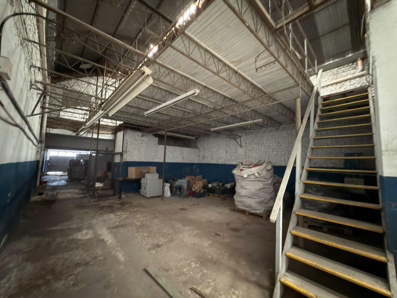 GALPON ALQUILER 550 MTS OFICINA MONTACARGAS VESTUARIO — foto 1