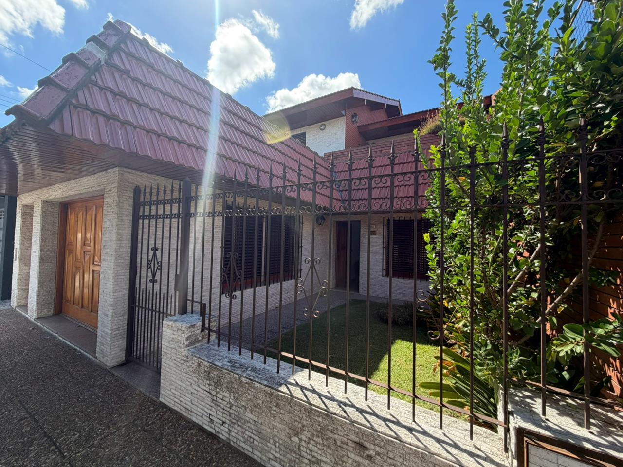 HERMOSA CASA 4 AMB EN 2 PLANTAS CON COCHERA Y PARQUE — foto 1